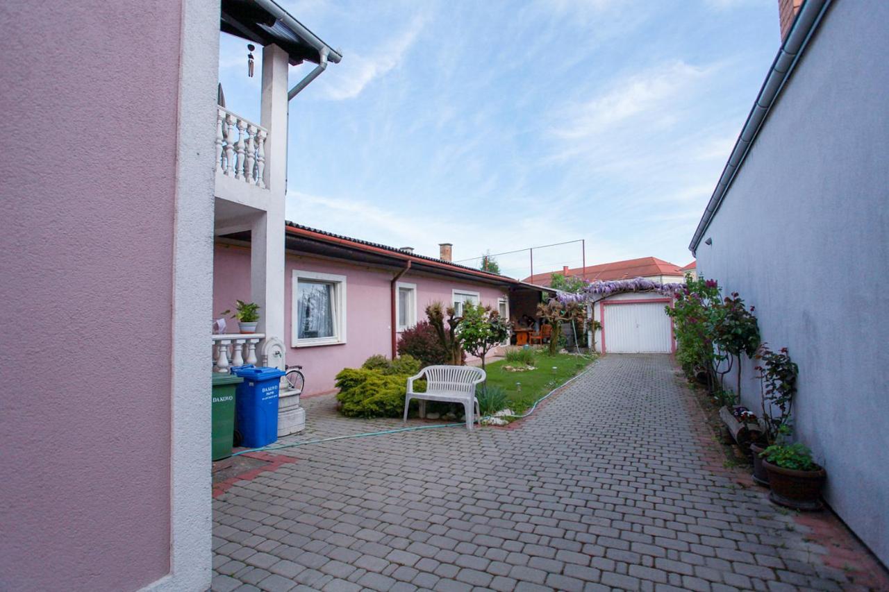 Apartman Ksenija Ðakovo Exteriör bild
